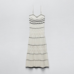 เดรสไหมพรมยาวคอวีสไตล์ลำลองสำหรับผู้หญิง ฤดูร้อน แต่งผ้าแบบแพทช์เวิร์ค ผ้ายืดทรงเอ ผ้าตาข่ายโปร่ง สายคล้องคอแบบบาง ระบายอากาศได้ดี - Product Image 4