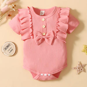 Vente en gros – Nouveaux Combinaisons d'été mignonnes à rayures unies et manches courtes en dentelle pour bébés filles - Product Image 3