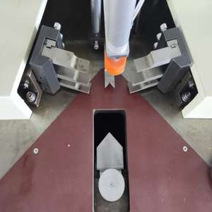 Machine à sertir les coins pneumatique pour la combinaison de cadres, pour le poinçonnage des connecteurs de décalage des profilés aluminium de portes et fenêtres - Product Image 3
