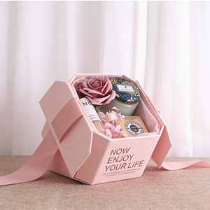 Scatole Regalo di Lusso in Cartone Ondulato Riciclato con Chiusura Magnetica e Logo Personalizzato per San Valentino e Composizioni Floreali Matrimoniali - Product Image 4