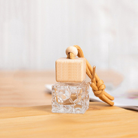 Bouteilles de parfum de voiture en verre transparent de 8ml, bouchon à couronne, vis à bois, désodorisant vide, chaîne suspendue pour décorations, sérigraphie