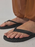 Tongs de maison à plateforme rehaussante avec dessus en PVC, semelle extérieure en caoutchouc antidérapant, semelle intermédiaire en PVC, doublure en PVC et lignes tissées tendance