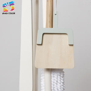 Ensemble d'outils de nettoyage <span class=keywords><strong>en</strong></span> <span class=keywords><strong>bois</strong></span> pour enfants avec support de rangement, balai, serpillière et pelle à poussière - <span class=keywords><strong>Jouet</strong></span> de simulation de ménage pour tout-petits W10L067 - Product Image 3