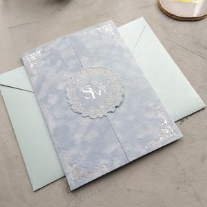 Cubierta de invitación elegante impresa con estampado dorado ecológico en terciopelo, tarjetero tríptico personalizado con monograma a juego - Product Image 1