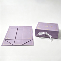 Boîte rigide pliable mat lilas avec motif européen gaufré, logo estampé à chaud, fermeture à ruban, boîte cadeau