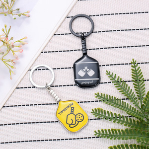 Llavero metálico creativo con forma <span class=keywords><strong>de</strong></span> pala <span class=keywords><strong>de</strong></span> <span class=keywords><strong>pickleball</strong></span>, colgante esmaltado con diseño <span class=keywords><strong>de</strong></span> raqueta deportiva para bolso o mochila, regalo para entusiastas del <span class=keywords><strong>pickleball</strong></span> - Product Image 4