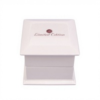 Boîte à bijoux en bois blanc brillant avec doublure en microfibre, logo personnalisé, couvercle à charnière pour le rangement de bagues de fiançailles et l'emballage de cadeaux de luxe