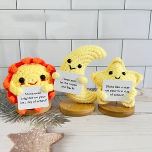 Nouvelle vente chaude : Poupée artisanale en crochet, éco-responsable, motif soleil/lune, art populaire, avec motif végétal, pour anniversaire - Product Image 4