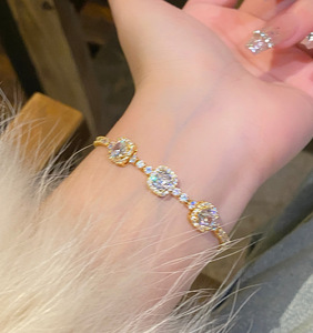 Bracelet tendance pour femmes européennes américaines haut de gamme Zircon exquis motif géométrique Trendy All-Match Niche Light Luxury Chain - Product Image 6