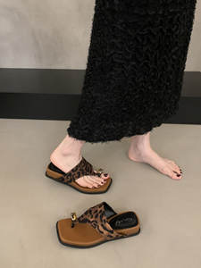 รองเท้าแตะส้นตึกแบบสวม สไตล์เกาหลี พื้นยาง สำหรับผู้หญิง รุ่นใหม่ ปี 2025 เหมาะสำหรับใส่ไปเที่ยวทะเล ชายหาด และกิจกรรมกลางแจ้งช่วงฤดูร้อน - Product Image 5