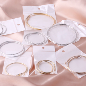 Boucles d'oreilles créoles fines et grandes en acier inoxydable chirurgical hypoallergénique plaqué or pour femme - Product Image 3