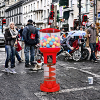 Distributeur automatique de capsules de jouets de grande capacité (120-200 pièces) en ABS/PC rouge, fonctionnant avec des pièces de monnaie et des jetons