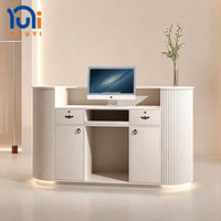 Comptoir de réception contemporain incurvé avec panneau vertical cannelé, couleur personnalisée, pour salon de beauté, SPA, clinique, bureau