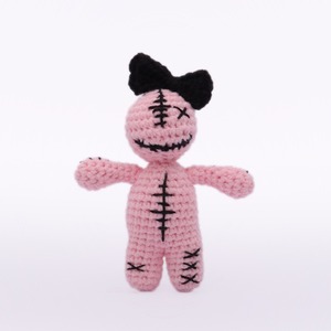 Poupée Vaudou Rose en Peluche au Crochet, Jouet en Peluche Tricoté avec Écharpe Noire et Nœud, Idéal pour Fête Thème Halloween, Cadeau ou Pack Cadeau - Product Image 1