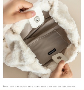 Túi xách sang trọng được kiểm tra trong một màu kem mềm mại với thiết kế chuỗi trắng thời trang và dễ thương - Product Image 6