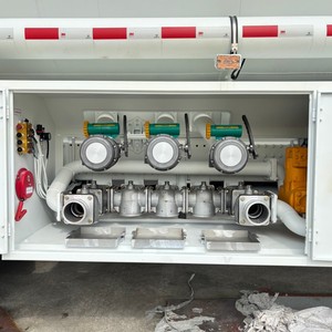 Camion-citerne à carburant Dongfeng 8x4 de 25 m3, robuste, pour le transport de liquides dangereux et de marchandises à risque - Product Image 3