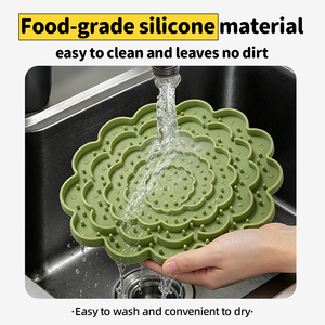 Comedero Lento de Silicona con Forma de Flor, Tapete para Lamer, Tazón de Alimentación para Mascotas con Ventosa, Comedero para Perros y Gatos para Uso en Interiores - Product Image 3