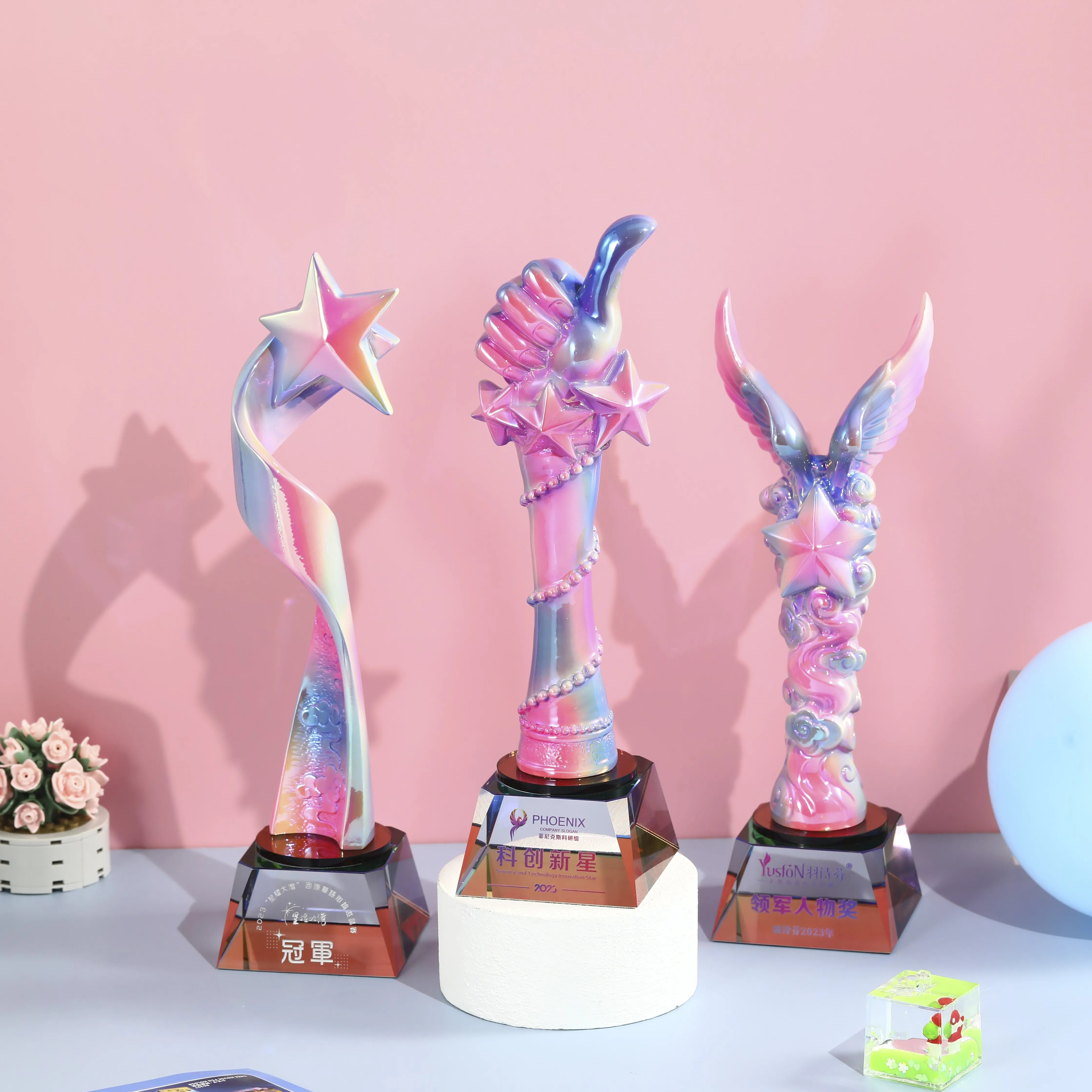 Dazzle Resin Trophy Ehrenmedaille der kundenspezifischen Hersteller Plaque im Volkstuskt-Stil Heimdekoration für Kinder Kreuz-Themen-Geschenk