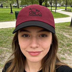 หมวกเบสบอลปักลายสองสีเบอร์กันดีและสีดำ รุ่น “At Your Own <span class=keywords><strong>Pace</strong></span>” สำหรับผู้ใหญ่ ปรับขนาดได้ เหมาะสำหรับใส่ในชีวิตประจำวัน - Product Image 1