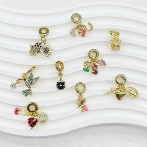 Perles breloques pendantes CZ9463 plaquées or avec motifs fer à cheval, yeux porte-bonheur, main de Hamsa, <span class=keywords><strong>licorne</strong></span>, couronne, colibris émaillés, Vierge Marie et croix - Product Image 2
