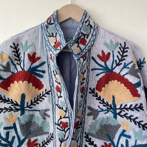 Veste de broderie Suzani faite à la main, manteau en coton matelassé Boho, vêtements d'extérieur traditionnels brodés floraux pour femmes - Product Image 1