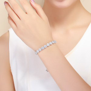 สร้อยข้อมือโลหะผสมชุบโรเดียมสำหรับผู้หญิง ประดับเพชรทรงกลมเจียระไนแบบเหลี่ยม ดีไซน์รูปดอกไม้ ตัวเรือนแบบกรงเล็บ ตกแต่งด้วยโซ่แบบคลาสสิก - Product Image 4