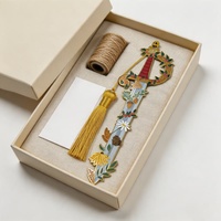 Marque-page vintage en laiton émaillé, motif fleur et épée, avec pompon doré, décoratif, pour les passionnés de lecture, souvenir personnalisé, cadeau