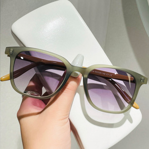 Occhiali da <span class=keywords><strong>Sole</strong></span> Unisex Signature con Montatura Completa UV400, Lenti Sfumate FOG, Compatibili con Lenti Graduate, Perfetti per l'Estate - Product Image 4