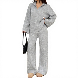 Ensemble décontracté deux pièces tricoté sur mesure pour femme, collection Hiver 2026 : pantalon droit et haut zippé à manches longues, tricot confortable - Product Image 2