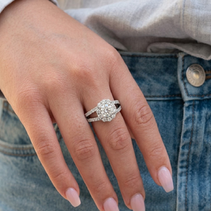 Elegante Anillo de Compromiso de Oro Blanco Sólido de 18k con Halo de Diamantes y Montura Dividida para Propuesta Romántica - Product Image 3