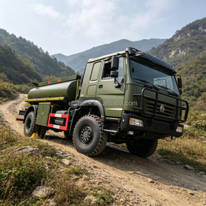 Camion-citerne SINOTRUK HOWO adapté aux opérations sur le terrain, 4x4 AWD tout-terrain, 5000L 8000L, camion-citerne à eau diesel à vendre - Product Image 1