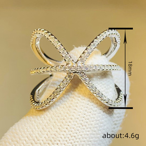 Anello a Linea Incrociata per Donne, Gioiello da Dito Scintillante e alla Moda - Product Image 5