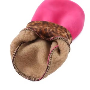 ถุงเท้าขนปุยอบอุ่นสำหรับผู้ชายและผู้หญิงกันลื่นยาวถึงข้อเท้ารองเท้าแปลกใหม่พร้อมโลโก้การ์ตูนน่ารักใช้ในชีวิตประจำวัน - Product Image 5