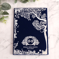 Carte de table d'anniversaire personnalisée en velours bleu marine avec estampage à chaud en blanc, cartes d'invitation de mariage