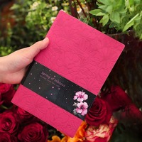 Carnet à couverture souple avec impression florale en relief, perforation 3 trous, s'ouvre à plat (180 degrés), sensation premium, logo personnalisable, couleur personnalisable