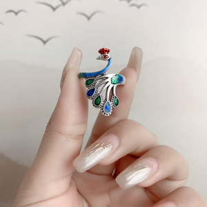 Con un llamativo diseño de pavo real en tonos azules tailandeses, este anillo se adapta a fiestas temáticas o exposiciones de arte maravillosamente - Product Image 4