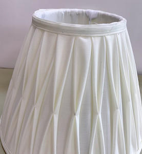 <span class=keywords><strong>Abat</strong></span>-<span class=keywords><strong>jour</strong></span> en <span class=keywords><strong>tissu</strong></span> blanc <span class=keywords><strong>plissé</strong></span>: Design classique en forme de cloche idéal pour lampe de table ajoute une touche élégante à la décoration du salon de la chambre à coucher - Product Image 2