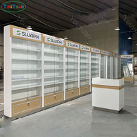 Vitrine de magasin de téléphonie moderne avec éclairage LED et étagères en bois, comptoir en verre trempé, présentoir verrouillable pour accessoires