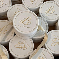 Boîte cylindrique en papier avec logo en relief personnalisé, ruban élégant, finition douce au toucher, emballage en velours blanc pour mariage