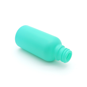 Botella de vidrio de aceite esencial verde, con tapa de metal para el cuidado de la piel - Product Image 2