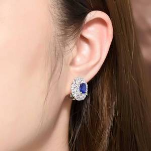 Pendientes de zafiro azul real de corte ovalado de 3.26 quilates de Madagascar, con engaste de oro de 18 quilates adornado con 80 detalles de zafiro blanco brillante. - Product Image 4
