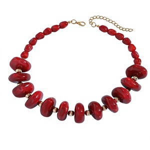 Nouveau Collier de Perles en Résine Rouge pour Femme, Bijou Tendance Plaqué Or, Chaîne pour Fête et Occasions Spéciales, Modèles de Colliers pour Femme - Product Image 1