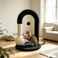 Arbre à chat compact en forme de U avec griffoir en sisal noir, balles interactives, meuble d'intérieur pour chat
