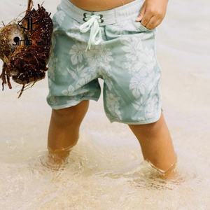 ชุดว่ายน้ำเด็กพิมพ์ลายชายหาดพร้อมโลโก้ ชุดว่ายน้ำเด็กคุณภาพสูง ผลิตจากโพลีเอสเตอร์ที่ยั่งยืน กางเกงว่ายน้ำเด็ก - Product Image 3