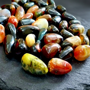 Polierte tropfenförmige indische Achat-Edelsteine, getrommelte Kristallsteine, farbenfrohe Halbedelsteine - Product Image 1