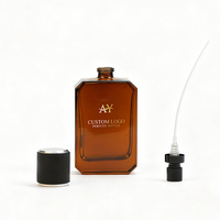 Flacon de parfum en verre brun ambré avec bouchon noir texturé, rechargeable, à bord roulé, disponible pour logo personnalisé