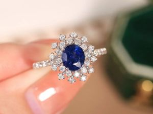 เครื่องประดับแฟชั่นซินฟลาย แหวนเพชรพลอยรูปดอกไม้ทองคำแท้ 18K ประดับไพลินธรรมชาติ 1.4 กะรัต พร้อมเพชร 0.57 กะรัต - Product Image 3