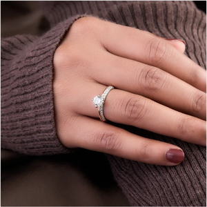 Anillo solitario de corte redondo de lujo con acento de diamante que ofrece una pieza de joyería simple pero sofisticada para cualquier evento de La India - Product Image 3