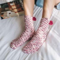Chaussettes de cheville pour femmes, texture moelleuse, détails pompons, motif à pois colorés, chaussettes chaudes, confortables, tendance, élégantes et décontractées