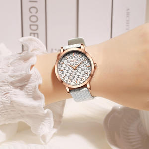 Reloj elegante para mujer, único y de alta calidad, con correa de cuero y diseño de letras. - Product Image 4
